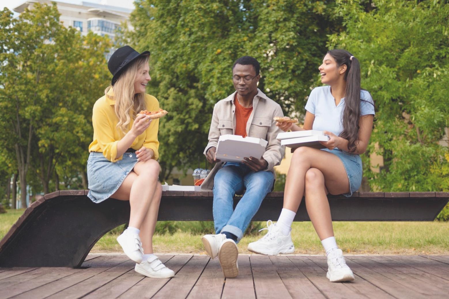 Espace de travail avec analyse financière et ordinateur