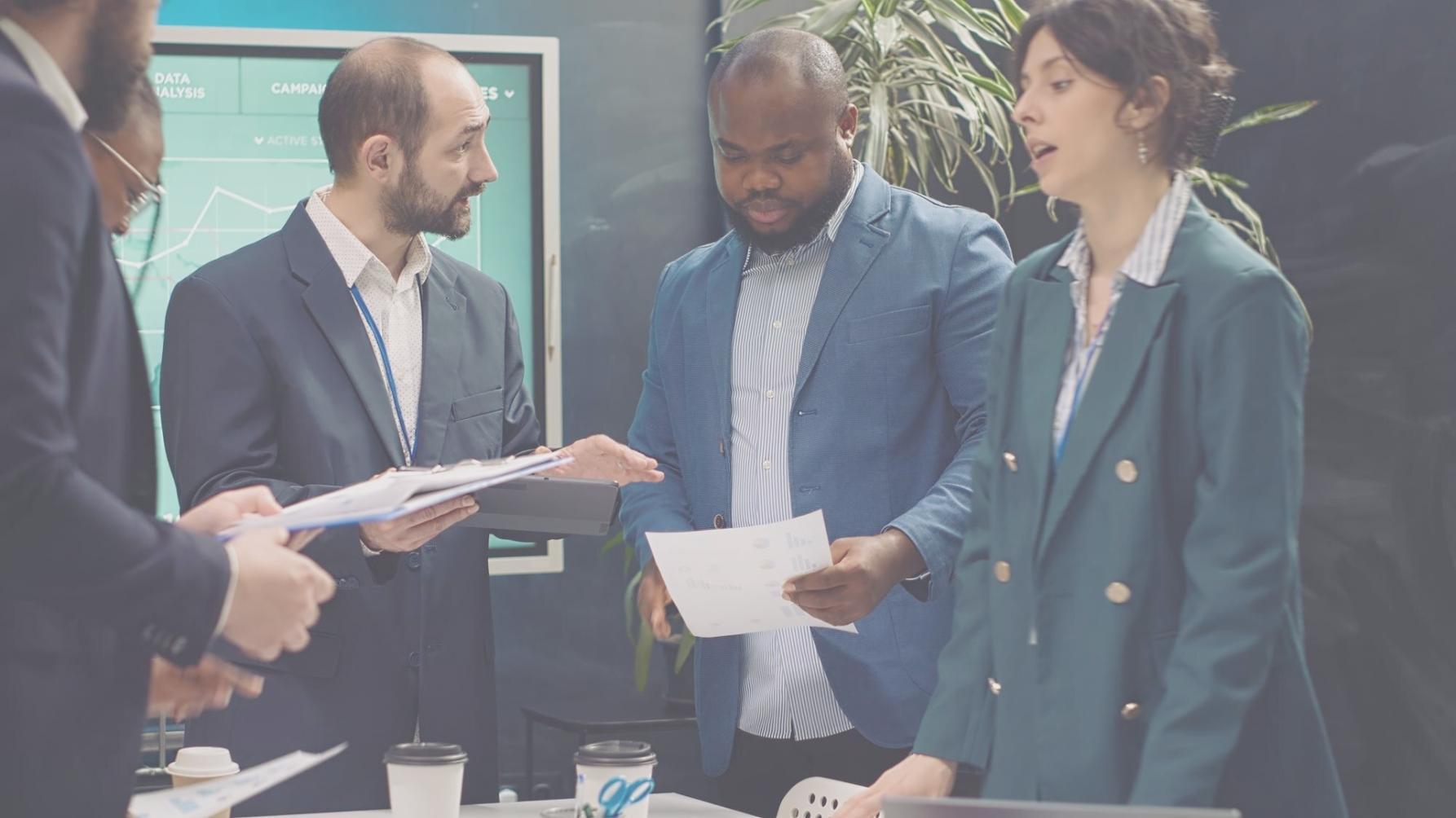 Groupe d'apprenants en pleine session d'analyse de bilan comptable avec accompagnement personnalisé
