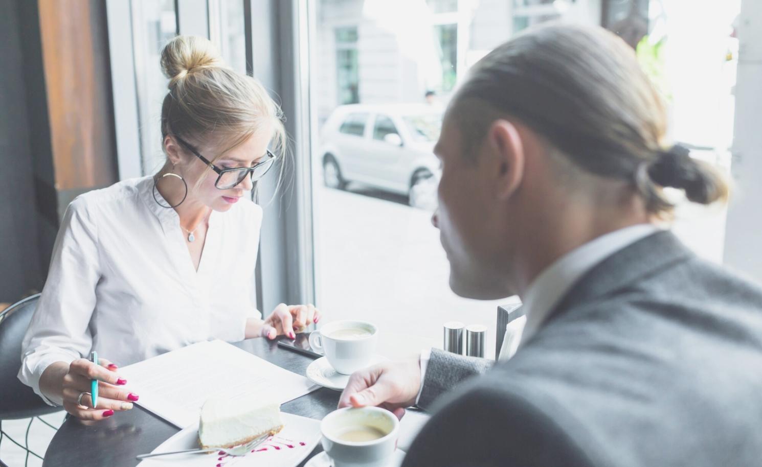 Espace de travail avec documentation financière et outils d'analyse